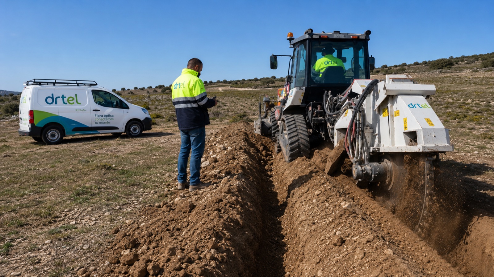 Brigada de DRTEL abriendo zanja para canalización de fibra óptica en obra civil.