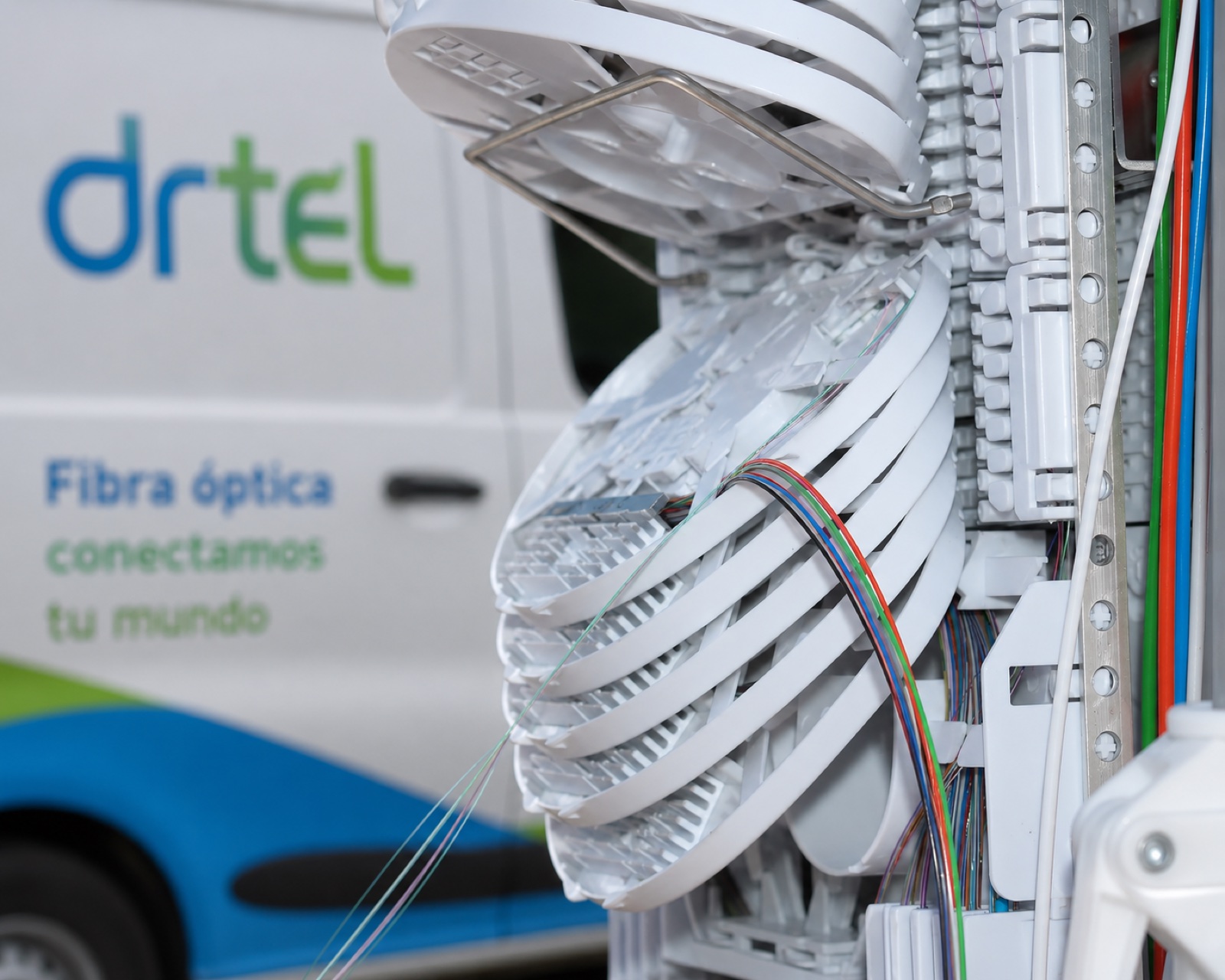 Empalme de fibra óptica en arqueta, con bandejas y cierre de empalme abierto.